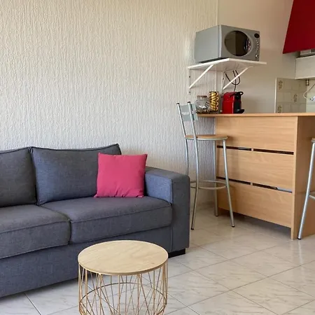 Ideally Located In ! Studio 4 Pax - Small Seaview & Private Parking Apartment *