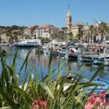 Ideally Located In ! Studio 4 Pax - Small Seaview & Private Parking Apartment